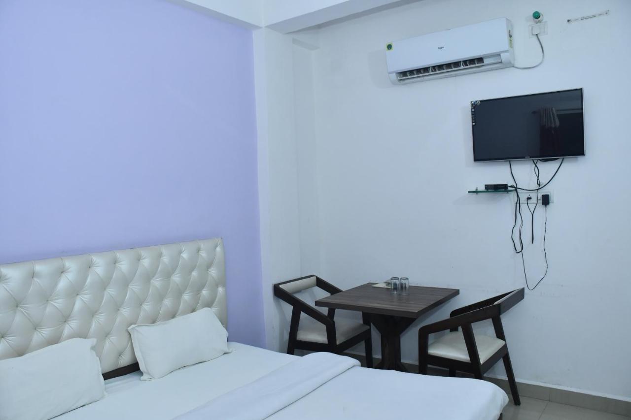 Hotel Awadh Palace Sahjanwa Екстериор снимка